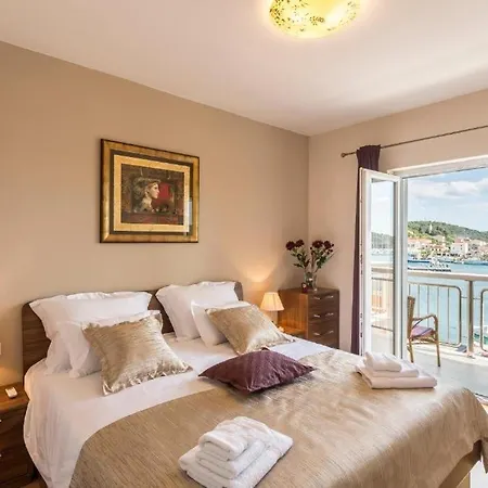 Apartment By The Sea Rogoznica - 17997 *