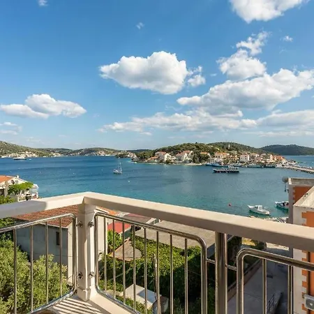 Apartment By The Sea Rogoznica - 17997 *